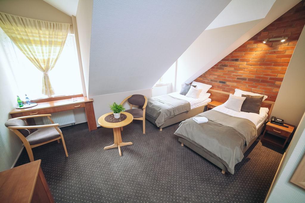 Hubertus Aparthotel & Restaurant & Horse Club Starogard Gdanski Ruang foto
