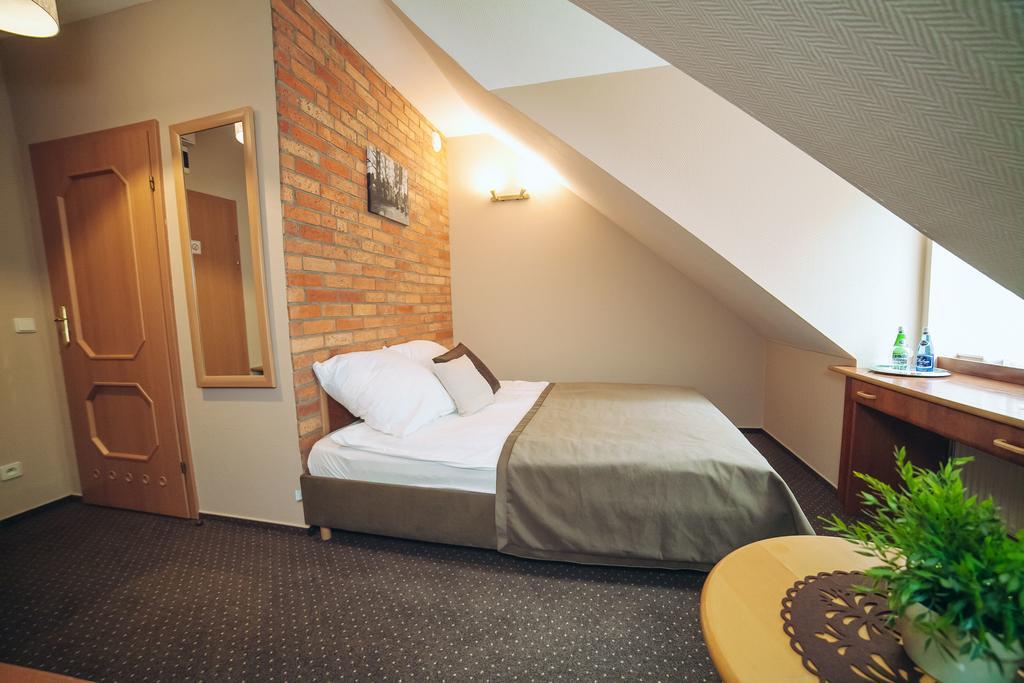 Hubertus Aparthotel & Restaurant & Horse Club Starogard Gdanski Ruang foto